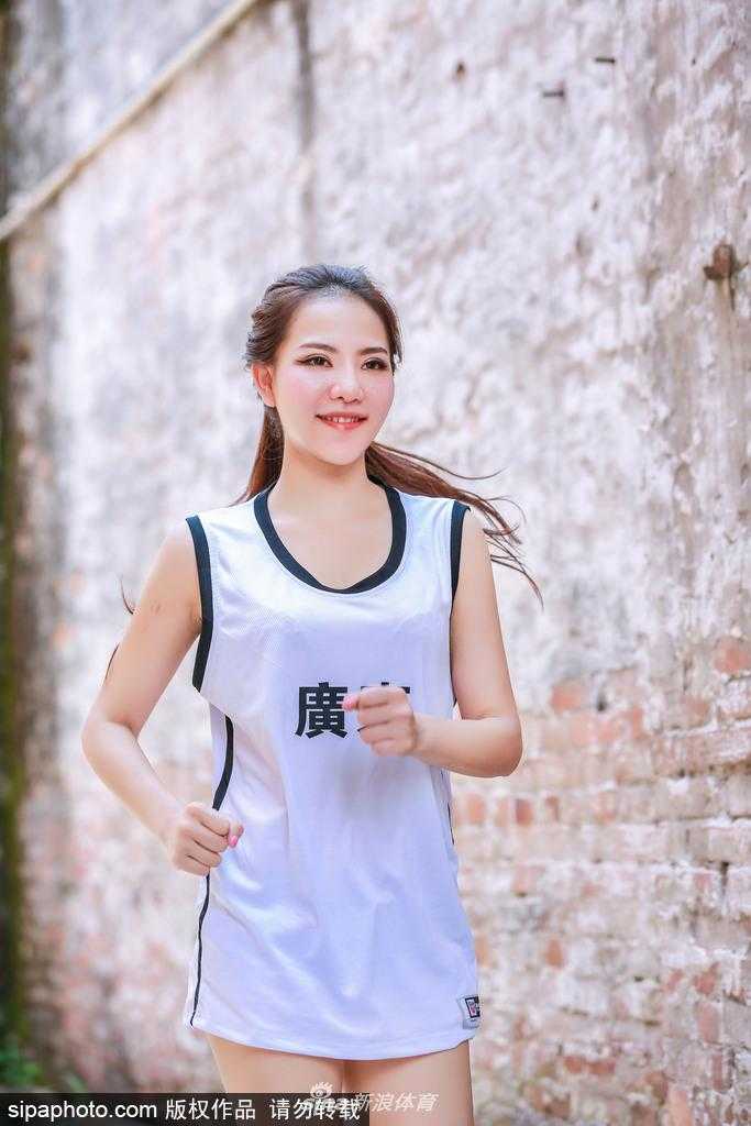 全运赛场上的靓丽风景线:广东篮球宝贝的激情与梦想 写真拍摄中,一位宝贝轻抚发丝,举手投足间流露出独特的东方韵味,与激烈的篮球赛场形成一道和谐的风景。