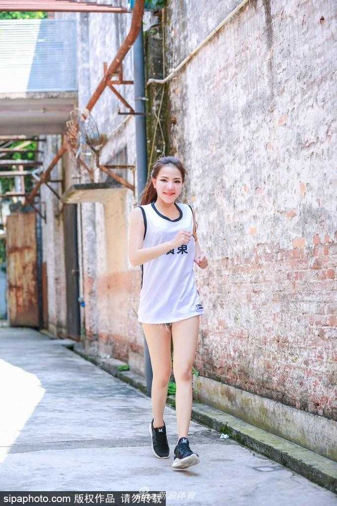 全运赛场上的靓丽风景线:广东篮球宝贝的激情与梦想 在天津全运会的热身场地,广东篮球宝贝摆出战斗姿势,眼神坚毅,誓与男篮将士们并肩作战到底。