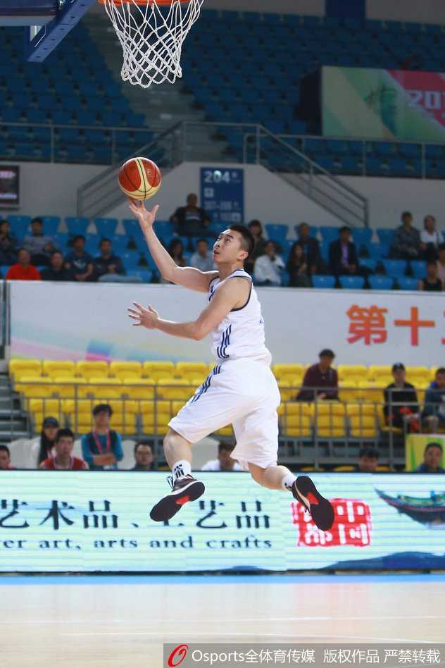 全运赛场京狮怒吼 翟晓川方硕领衔北京队狂胜陕西 方硕运球观察时目光如炬,手术刀般的精准传球即将撕裂陕西队的整条防线。