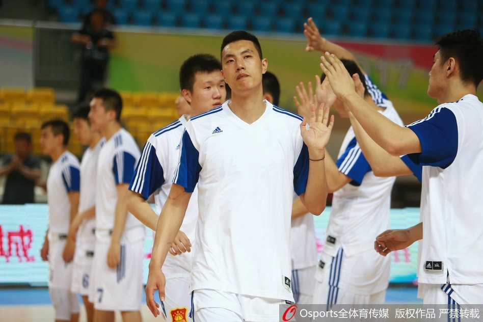 全运赛场京狮怒吼 翟晓川方硕领衔北京队狂胜陕西 翟晓川眼神如炬霸气步入球场,周身散发着必胜的信念,仿佛一头即将捕食的雄狮。