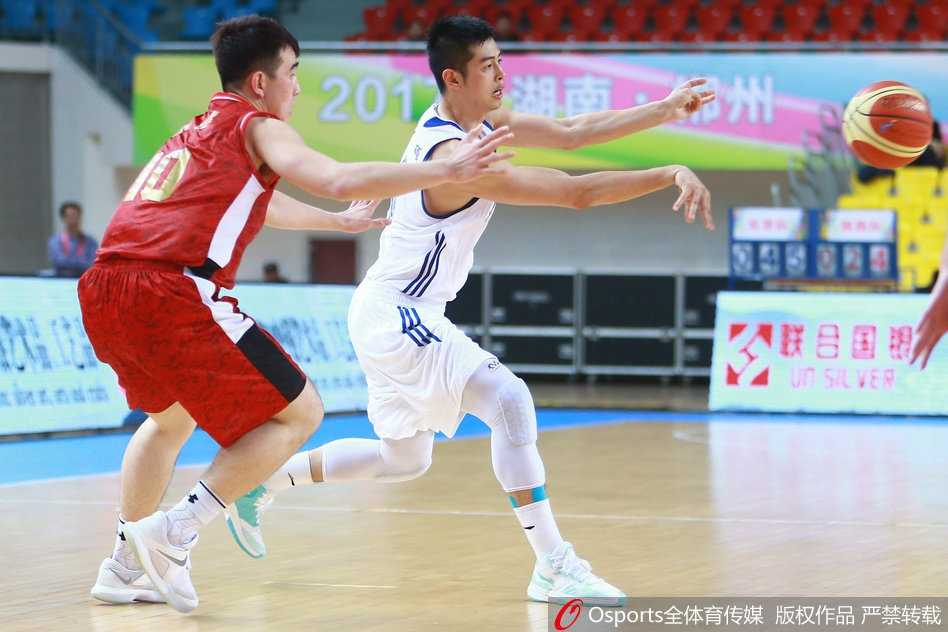 全运赛场京狮怒吼 翟晓川方硕领衔北京队狂胜陕西 翟晓川持球强行突破,如利刃般直插陕西队腹地,以一记势在必得的上篮终结进攻。