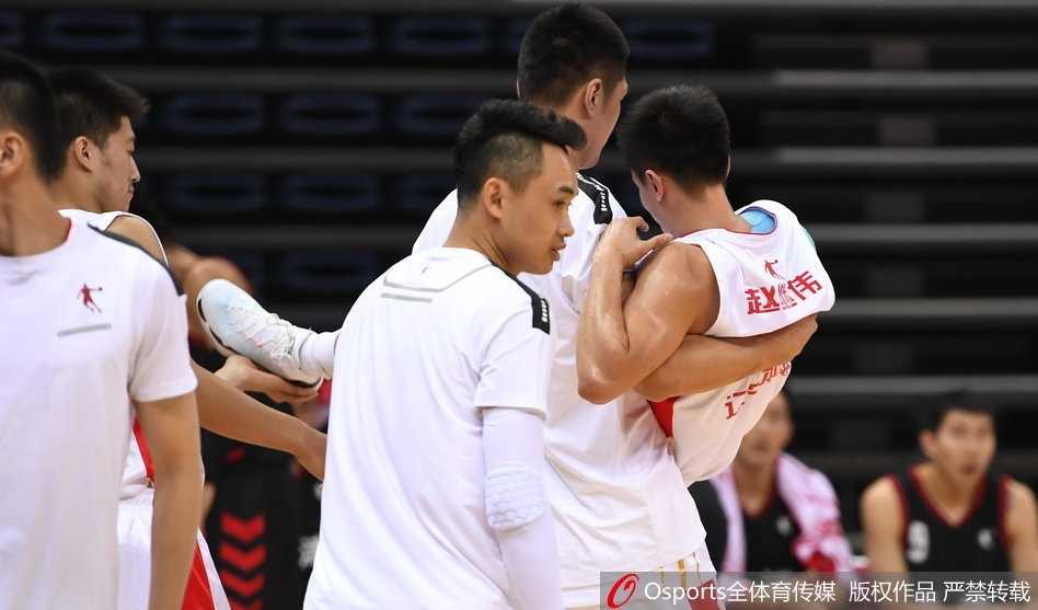 此时，辽宁队的核心郭艾伦和周琦在场上肩负起了更重的责任。两人在比赛中默契配合，眼神坚定，他们要用场上的胜利来抚慰受伤的兄弟，继续向着全运会冠军的目标坚实迈进。