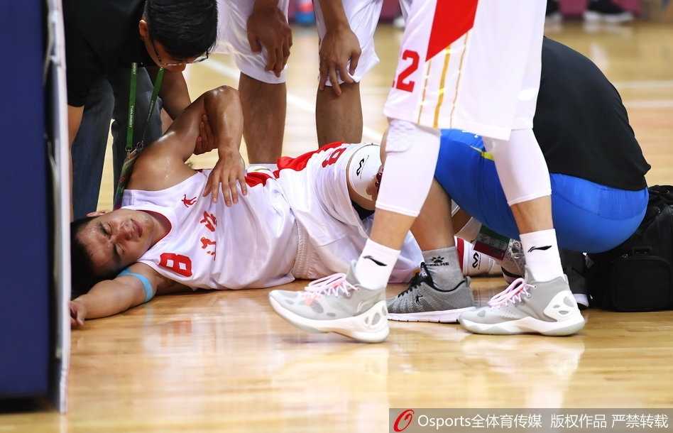 受伤后的赵继伟坐在场边，虽然无法上场，但眼神依然专注地观看着队友们的比赛。身旁的队友们也时常投来关切的目光，团队的凝聚力在这一刻体现得淋漓尽致。