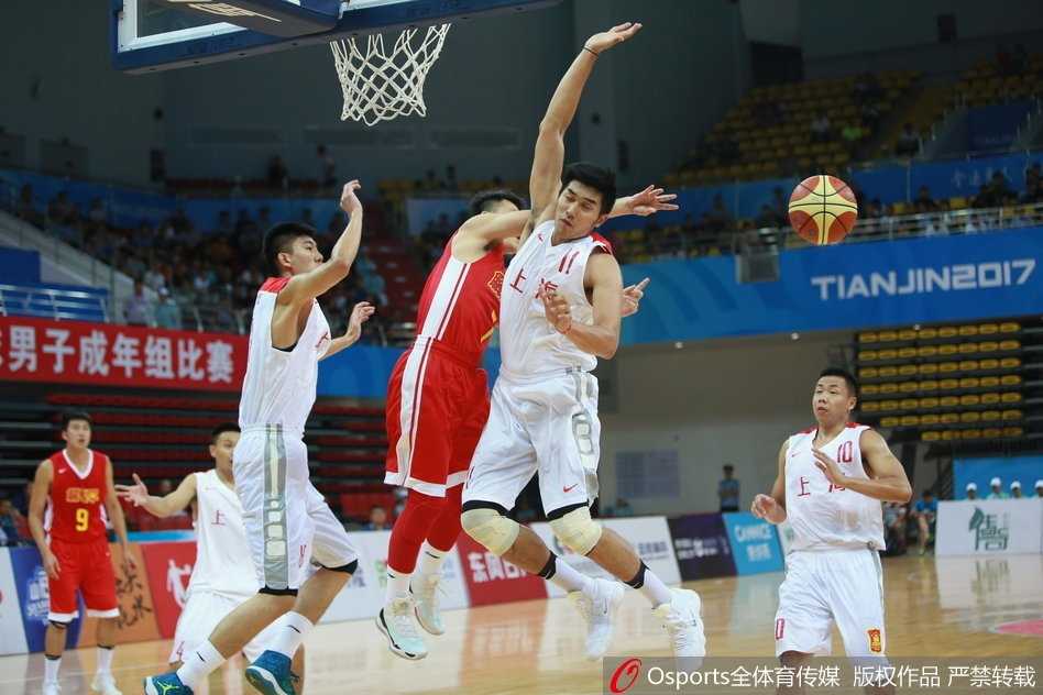 全运赛场沪军对决 上海加时苦战力克解放军迎首胜 上海队当家球星刘炜加时赛中沉着组织进攻,用经验与节奏掌控着球队的胜利航向