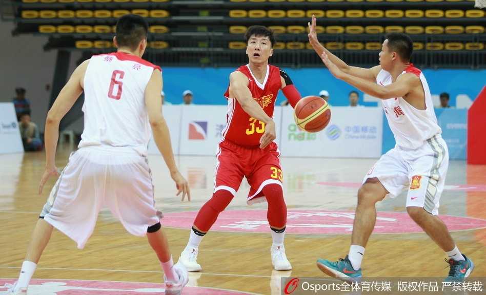 全运赛场沪军对决 上海加时苦战力克解放军迎首胜 上海队后卫唐子豪在解放军严密防守下强行突破,年轻无畏的气势一览无余