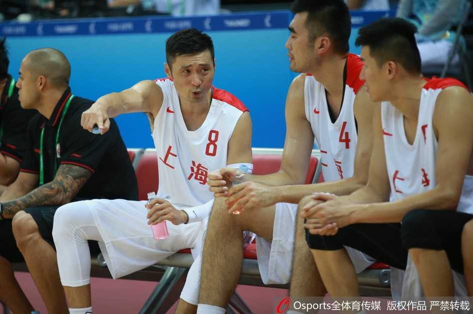 全运赛场沪军对决 上海加时苦战力克解放军迎首胜 双方球员在篮下激烈拼抢篮板,肌肉碰撞瞬间火花四溅,胜负悬于一念之间