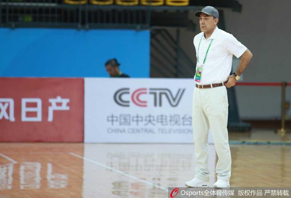 全运赛场沪军对决 上海加时苦战力克解放军迎首胜 上海男篮核心张兆旭内线强攻,面对解放军多人包夹依然强势起跳,展现篮下统治力