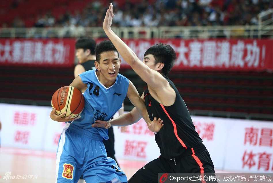全运赛场烽火起 CBA强强对话显峥嵘 面对重重包围,湖北队后卫毫无惧色,他压低重心,以迅雷不及掩耳之势强行突破两名防守球员的关门防守,直奔篮下而去。