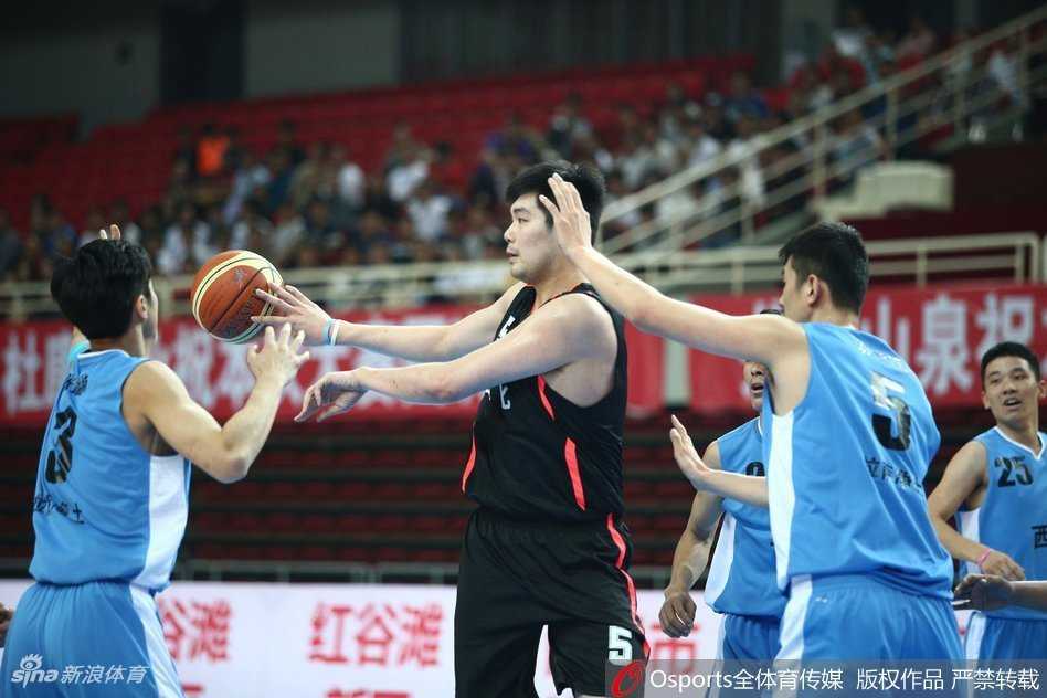全运赛场烽火起 CBA强强对话显峥嵘 湖北队内线球员眼观六路,在吸引包夹防守后,巧妙地将球从人缝中塞给篮下无人看防的队友,一次精妙的內線分球即将转化为得分。