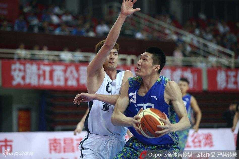 全运赛场辽篮掀青春风暴 大胜重庆豪取两连胜 辽宁队球员篮下卡位成功,强硬摘下进攻篮板,在失去重心前奋力将球补向篮筐