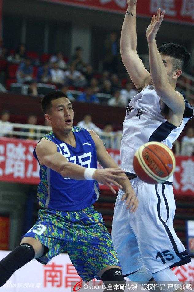 全运赛场辽篮掀青春风暴 大胜重庆豪取两连胜 辽宁队后场核心郭艾伦在重庆队多名球员包夹防守下依然冷静寻找队友,准备组织新一轮的攻势