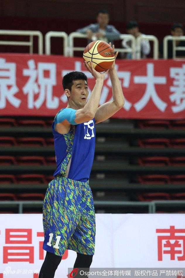 全运赛场辽篮掀青春风暴 大胜重庆豪取两连胜 郭艾伦快速持球推进穿越中场,面对防守球员一个加速变向,如同尖刀般直插重庆队腹地