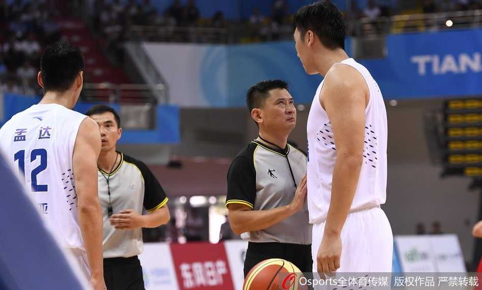 全运赛场辽篮掀青春风暴 郭艾伦周琦双核驱动大胜江苏 周琦与郭艾伦击掌相庆,双子星闪耀全运赛场