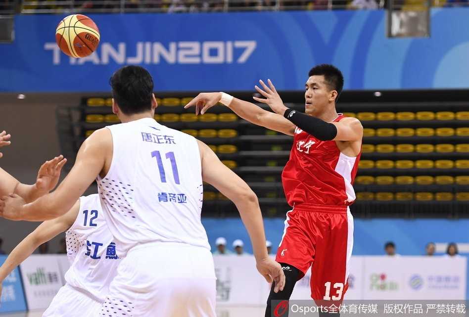 全运赛场辽篮掀青春风暴 郭艾伦周琦双核驱动大胜江苏 郭艾伦蝴蝶穿花般突破分球,撕开江苏队防线