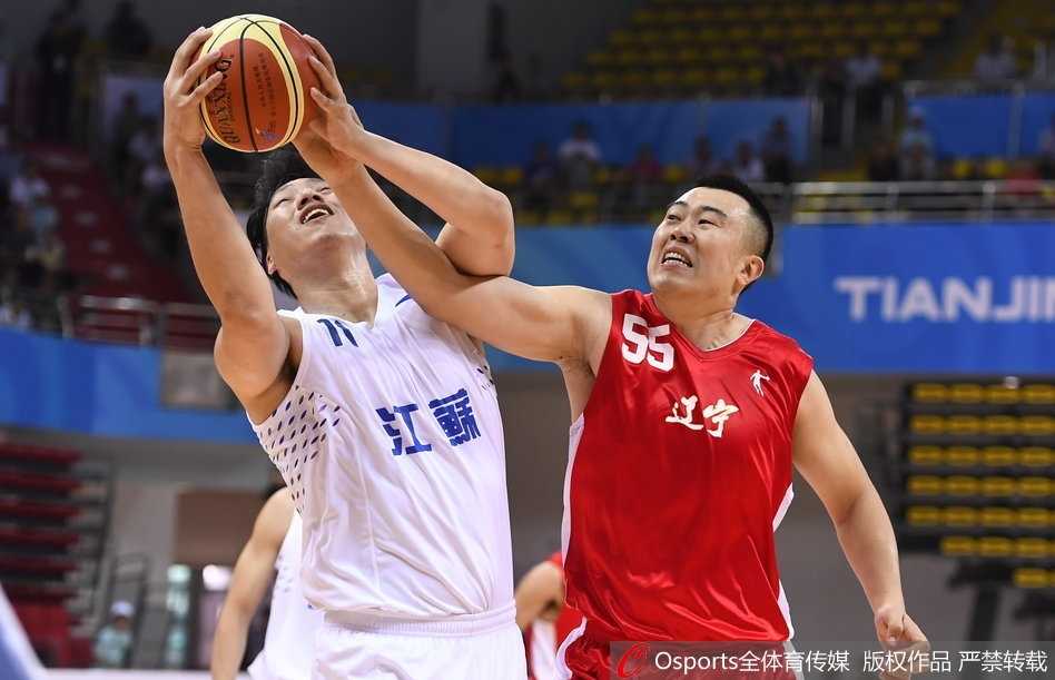 全运赛场辽篮掀青春风暴 郭艾伦周琦双核驱动大胜江苏 裁判被激烈对抗吸引,露出颇具喜剧效果的小眼神儿