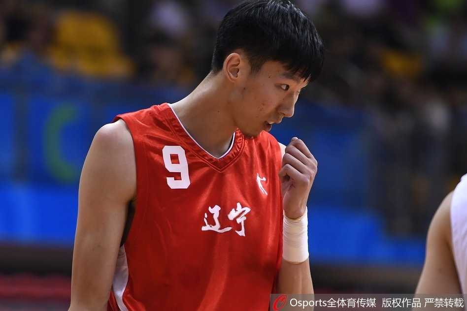 全运赛场辽篮狂胜新疆四十二分 周琦面对旧主献扣篮盛宴 赵继伟犹如精灵般穿梭于新疆队的防线之中,他的一次不看人妙传撕破了对手的整条防线,队友接球后轻松上空篮得分。