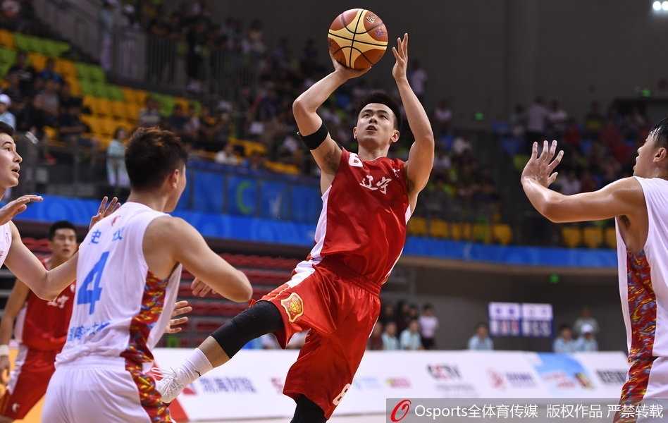 全运赛场辽篮狂胜新疆四十二分 周琦面对旧主献扣篮盛宴 郭艾伦在高速推进中突然急停,眼神中闪过一丝杀气,随即干拔跳投,篮球在空中划出一道美丽的弧线后空心入网。