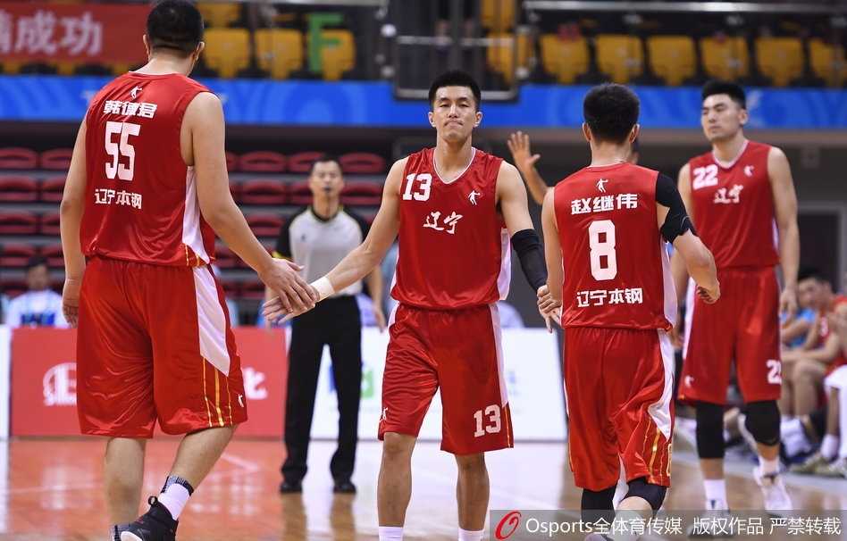 全运赛场辽篮狂胜新疆四十二分 周琦面对旧主献扣篮盛宴 李晓旭高高跃起摘下一个关键的前场篮板,落地瞬间他紧紧将球抱在怀中,眼神中透露出不可动摇的坚定。