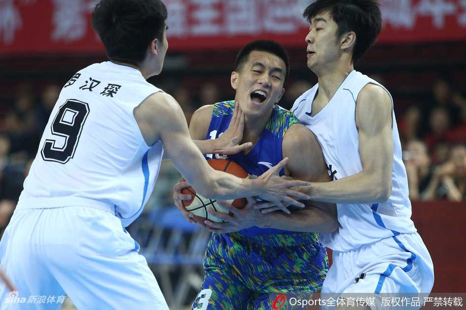 高诗岩跳投出手，身体完全舒展，目光紧锁篮筐。