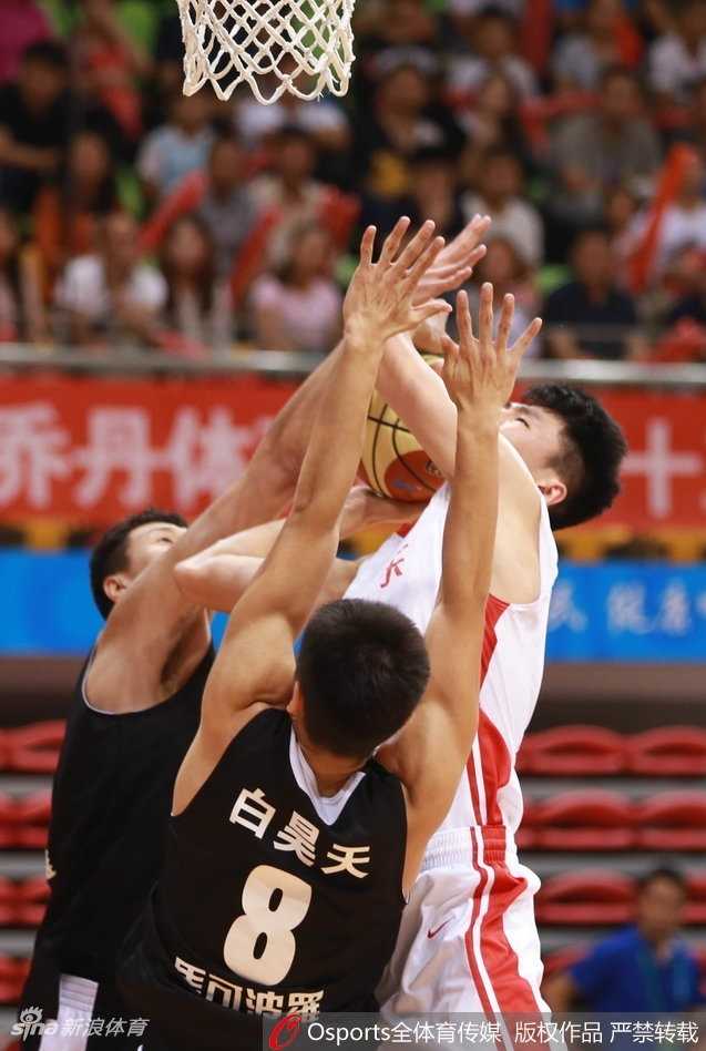 全运赛场青春风暴!广东青年军惊天逆转山东,捧起U18男篮桂冠 广东与山东球员在赛后互相致意,虽然比赛激烈残酷,但年轻的脸庞上写满了对对手的尊重与未来的期许