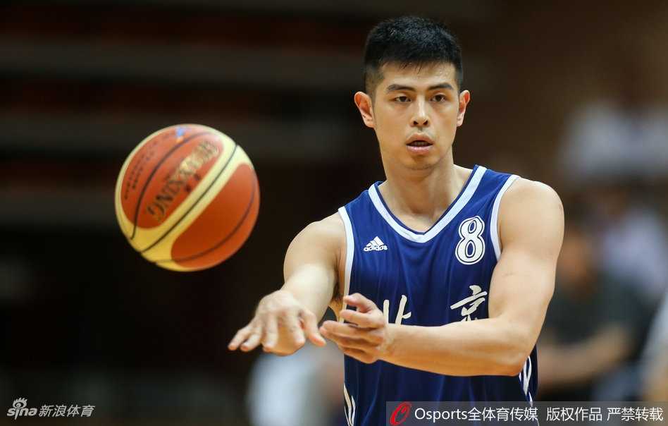 全运附加赛京鲁大战,翟晓川与丁彦雨航的江湖恩怨 方硕冷静地扫视全场,双手将球持于胸前,正准备将球分给插上的队友,这一刻他是指挥若定的球场大脑。