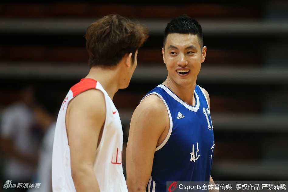 全运附加赛京鲁大战,翟晓川与丁彦雨航的江湖恩怨 山东核心丁彦雨航与北京队长翟晓川在场上针锋相对,眼神交汇瞬间仿佛有无声的电波传递,兄弟情谊与胜负之争在这一刻奇妙融合。