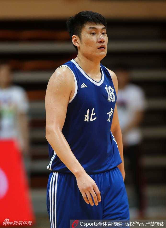 全运附加赛京鲁大战,翟晓川与丁彦雨航的江湖恩怨 常林高高跃起,面对山东内线球员组成的铜墙铁壁,依然毫无畏惧地将球硬生生投向篮筐,身体在空中扭曲成一张充满力量的弓。