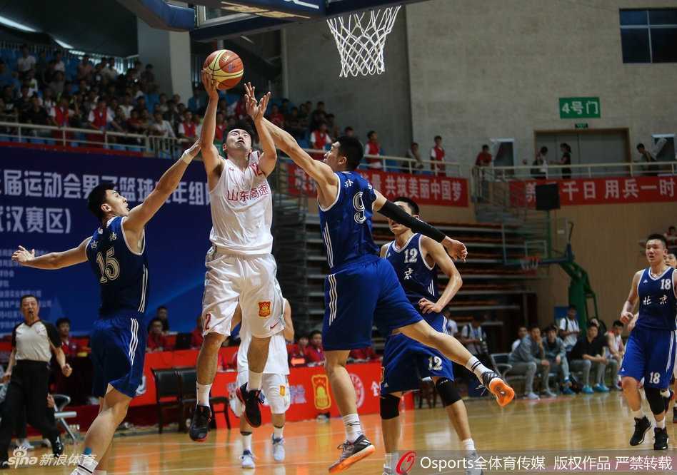全运附加赛京鲁大战,翟晓川与丁彦雨航的江湖恩怨 丁彦雨航运球强行突破,眼中只有篮筐,山东队的进攻旗帜在他的冲锋下猎猎作响。