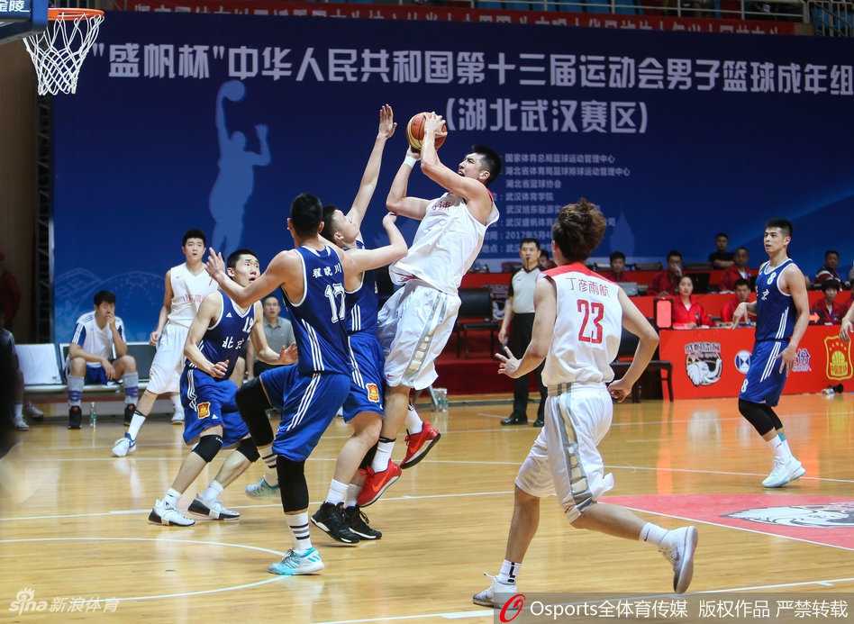 全运附加赛京鲁大战,翟晓川与丁彦雨航的江湖恩怨 闵鹿蕾指导焦急地对着裁判席比划着手势,眼神中充满渴望与不解,试图为场上陷入被动的弟子们讨回公道。