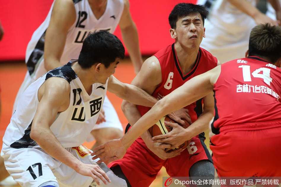 全运附加赛激战武汉 山西狂胜吉林湖北送山东出局 山西队球员在吉林队严密防守下强行突破,眼神坚毅,肌肉碰撞的瞬间仿佛定格