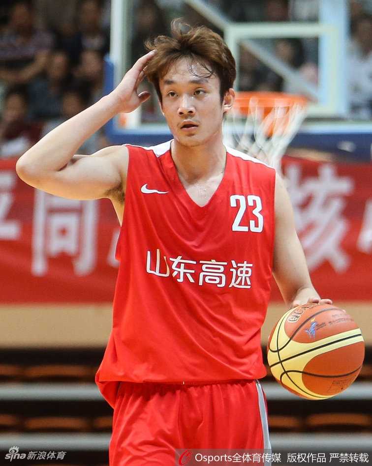 全运附加赛激战武汉 山西狂胜吉林湖北送山东出局 湖北队与山东队在篮下激烈卡位,数只手同时伸向空中的篮球,拼抢几乎白热化