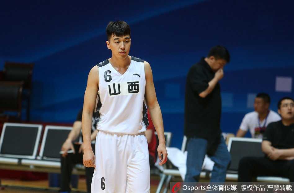 全运附加赛激战武汉 山西狂胜吉林湖北送山东出局 丁彦雨航在高位持球组织进攻,面对防守者目光如炬,正准备将球传给空切的队友