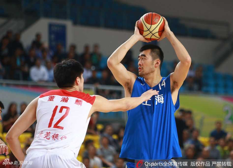 全运预赛广东狂胜上海 老将新星齐发力 广东主帅杜锋在场边眉头紧锁,全神贯注地指挥着场上的每一次攻防,他的手势坚定有力。