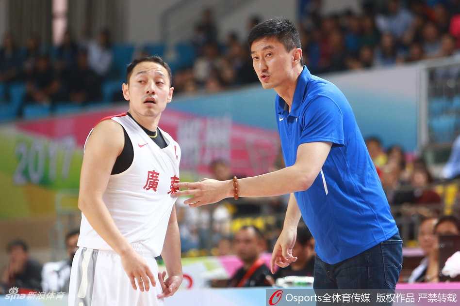 全运预赛广东狂胜上海 老将新星齐发力 广东队顾全在防守中送出精彩封盖,落地后神情专注,与队友进行交流。