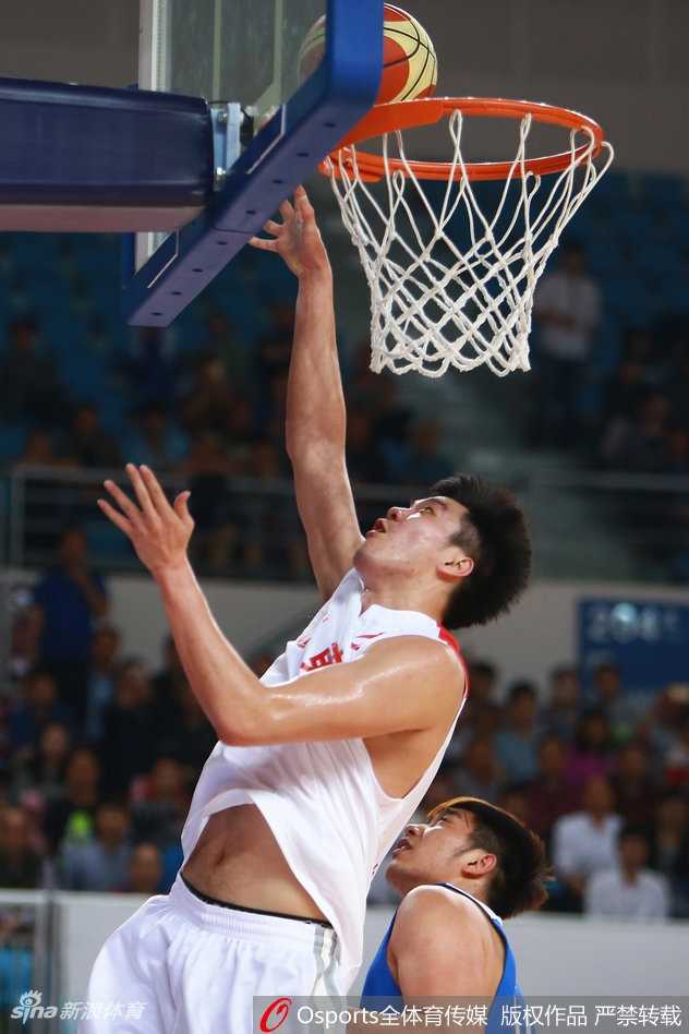 全运预赛广东狂胜上海 老将新星齐发力 上海队张兆旭在内线接球,他双手持球仔细观察场上局势,准备进行后仰跳投。