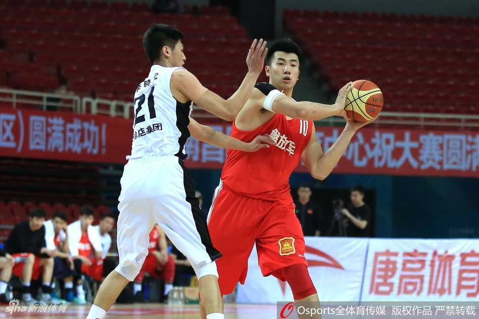 全运预赛解放军豪取五连胜 邹雨宸暴扣韩硕穿针引线 邹雨宸在队友协助下完成精彩传球,眼神犀利寻找下一步进攻机会