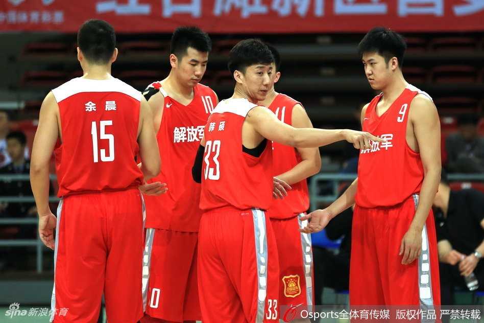 全运预赛解放军豪取五连胜 邹雨宸暴扣韩硕穿针引线 解放军队球员围拢在一起聆听战术布置,场上场下团结一心共商对策