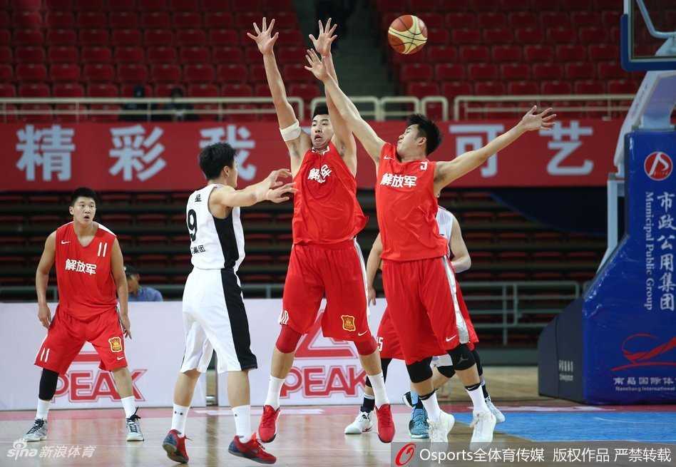 全运预赛解放军豪取五连胜 邹雨宸暴扣韩硕穿针引线 韩硕沉稳运球快速推进进攻,组织核心风采展露无遗引领球队节奏