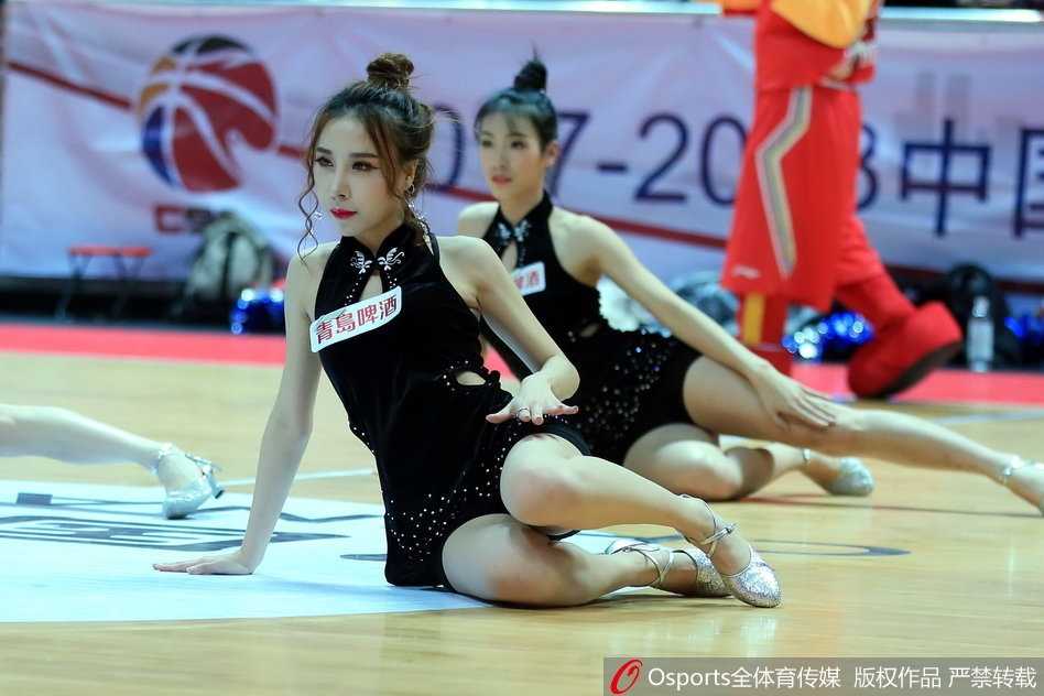 八一主场惜败江苏肯帝亚 篮球宝贝黑衣劲舞燃爆全场 八一富邦与江苏肯帝亚激战正酣,场边的黑衣篮球宝贝用热舞为紧张的比赛注入活力。