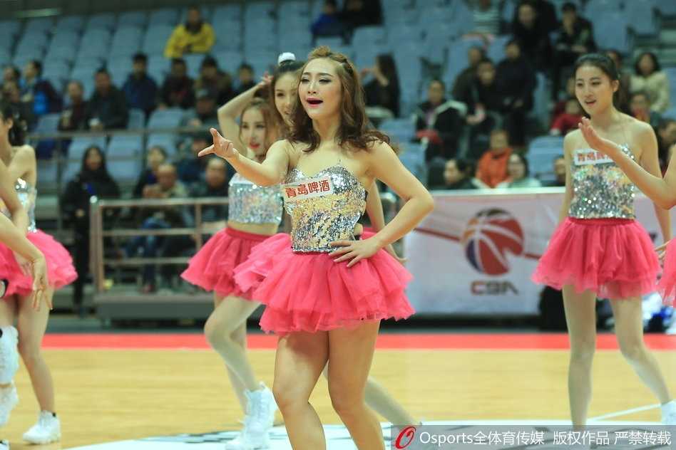 八一主场首胜背后的青春火焰 篮球宝贝用热舞点燃北仑冬夜 赛后谢幕环节,宝贝们与吉祥物击掌互动,灿烂的笑容比手中的花球更加耀眼夺目