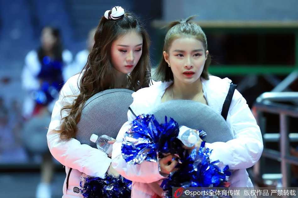 八一主场首胜背后的青春火焰 篮球宝贝用热舞点燃北仑冬夜 一名宝贝高高跃起甩动马尾,修长身线在灯光下勾勒出力与美的弧度,眼神中透着自信与坚定