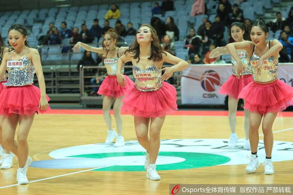 八一主场首胜背后的青春火焰 篮球宝贝用热舞点燃北仑冬夜 宝贝们围成半圆编排成绽放的花朵造型,汗水在追光灯下闪烁,宛如球场上盛开的铿锵玫瑰