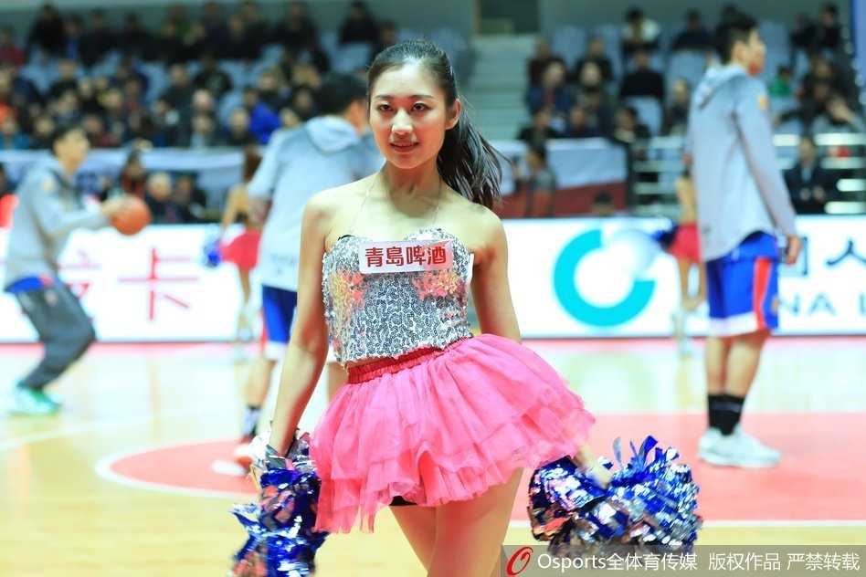 八一主场首胜背后的青春火焰 篮球宝贝用热舞点燃北仑冬夜 全队宝贝集体定格造型,高举双臂比出胜利手势,青春风暴席卷赛场,成为北仑之夜最美注脚