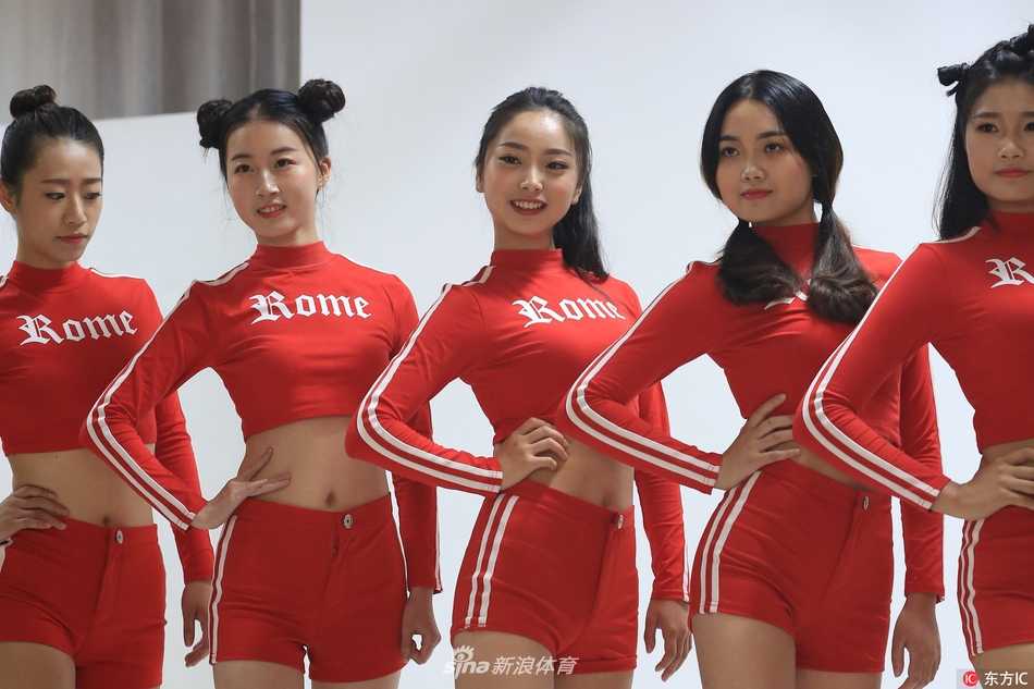 一位宝贝扎着清爽的马尾，在阳光下展露侧颜杀，高挺的鼻梁勾勒出完美的轮廓，白色短上衣搭配格子短裙，尽显少女的活力与纯真。