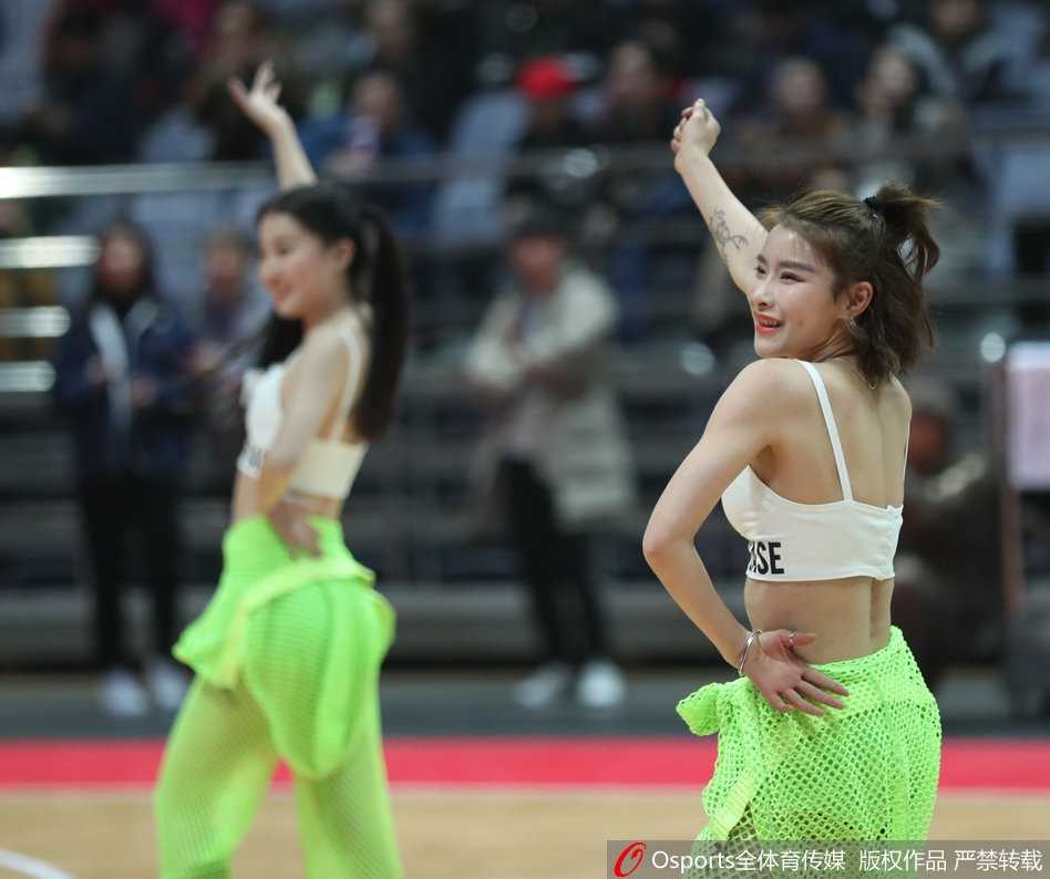 八一啦啦队宝贝小背心燃情热舞闪耀赛场 领舞宝贝眼神专注,手臂舒展如天鹅,紧身小背心勾勒出动人曲线,汗水在灯光下闪着光