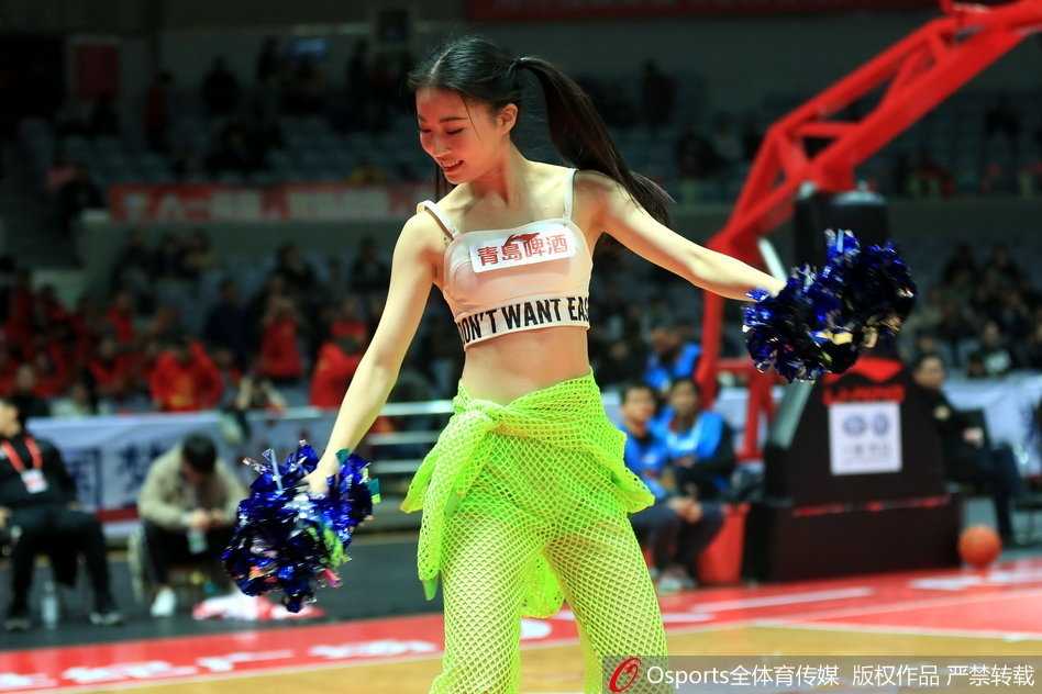 八一啦啦队宝贝小背心燃情热舞闪耀赛场 宝贝们围成半圆,双手高举彩球,下腰动作整齐得如同复制粘贴,小背心上的八一队徽格外醒目