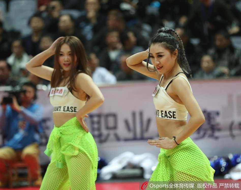 八一啦啦队宝贝小背心燃情热舞闪耀赛场 宝贝们随着鼓点高高跃起,马尾辫在空中划出活力弧线,小背心折射出的光芒比球场灯光还耀眼