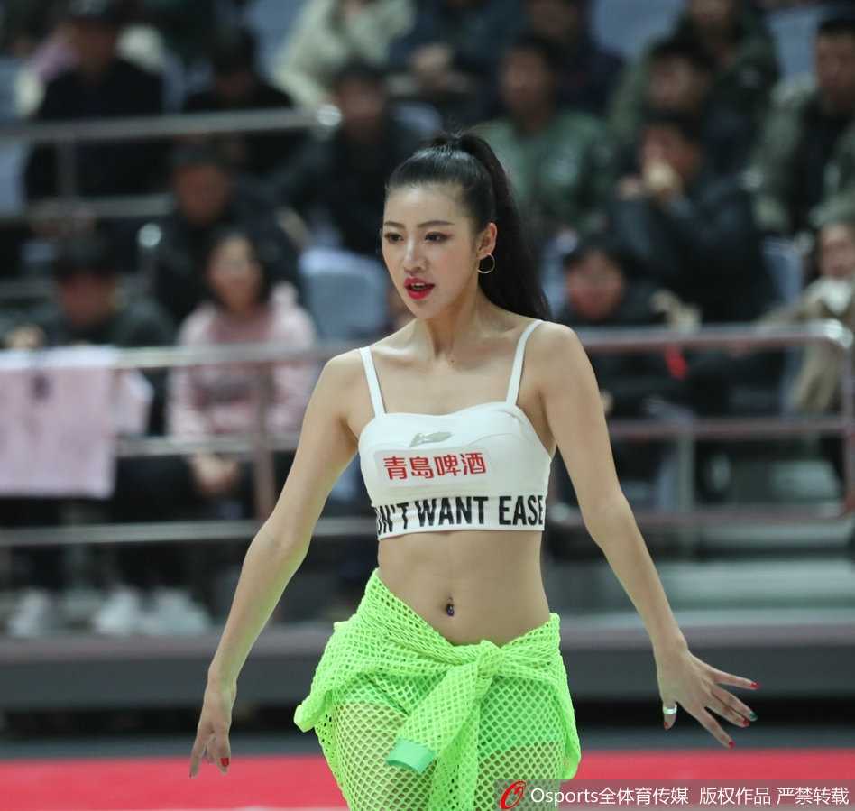 八一啦啦队宝贝小背心燃情热舞闪耀赛场 两名宝贝背靠背摆出帅气pose,一个俏皮眨眼,一个自信微笑,身后的大屏幕恰好捕捉到这个瞬间