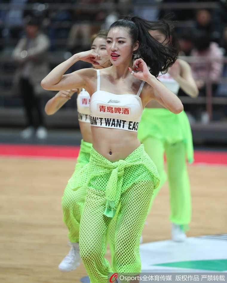 八一啦啦队宝贝小背心燃情热舞闪耀赛场 特写镜头下,宝贝脸颊上贴着亮片,笑容明媚如春,小背心的肩带随着呼吸微微颤动,少女感十足