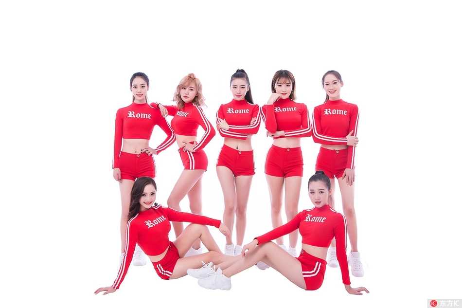 八一女篮宝贝深秋绽放:小蛮腰大长腿演绎赛场柔情 一群身穿亮粉色紧身舞衣的篮球宝贝,在摄影棚内排成斜线,她们整齐地抬起修长的双腿,小蛮腰在空中划出优美的弧线,仿佛正在赛场上完成一次完美的舞蹈定格。